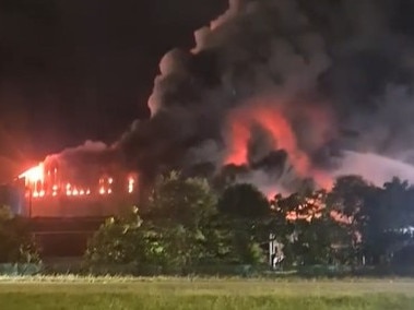 A massive fire is burning out of control in Portsmith, Cairns.