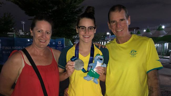 Kaylee McKeown with her mum Sharon and her dad Sholto, who passed away in 2020.