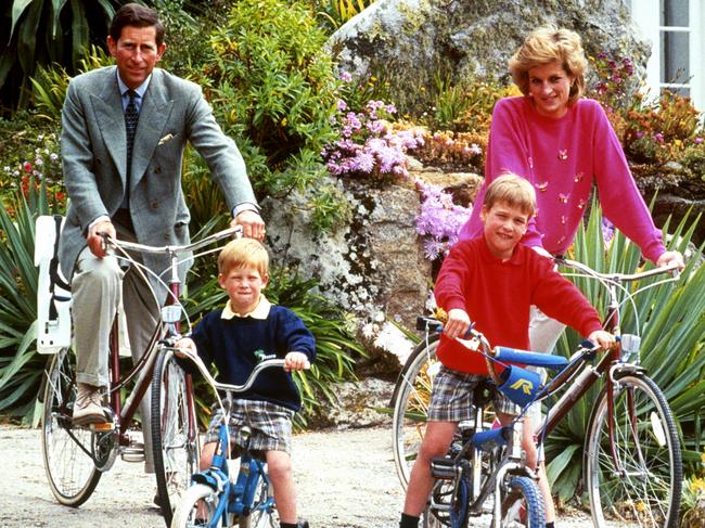 G4EX21 The Prince and Princess of Wales with sons Prince William, right, and Prince Harry prepare for a cycling trip in Tresco during their holiday in the Scilly Isles. Picture: PA/Alamy