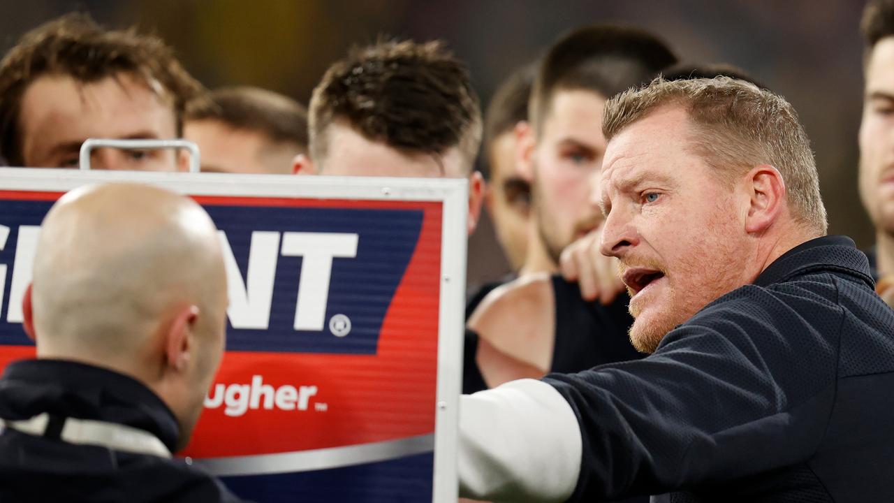 MELBOURNE, AUSTRALIA - JUNE 16: Michael Voss, Senior Coach of the Blues addresses his players during the 2022 AFL Round 14 match between the Richmond Tigers and the Carlton Blues at the Melbourne Cricket Ground on June 16, 2022 in Melbourne, Australia. (Photo by Michael Willson/AFL Photos via Getty Images)