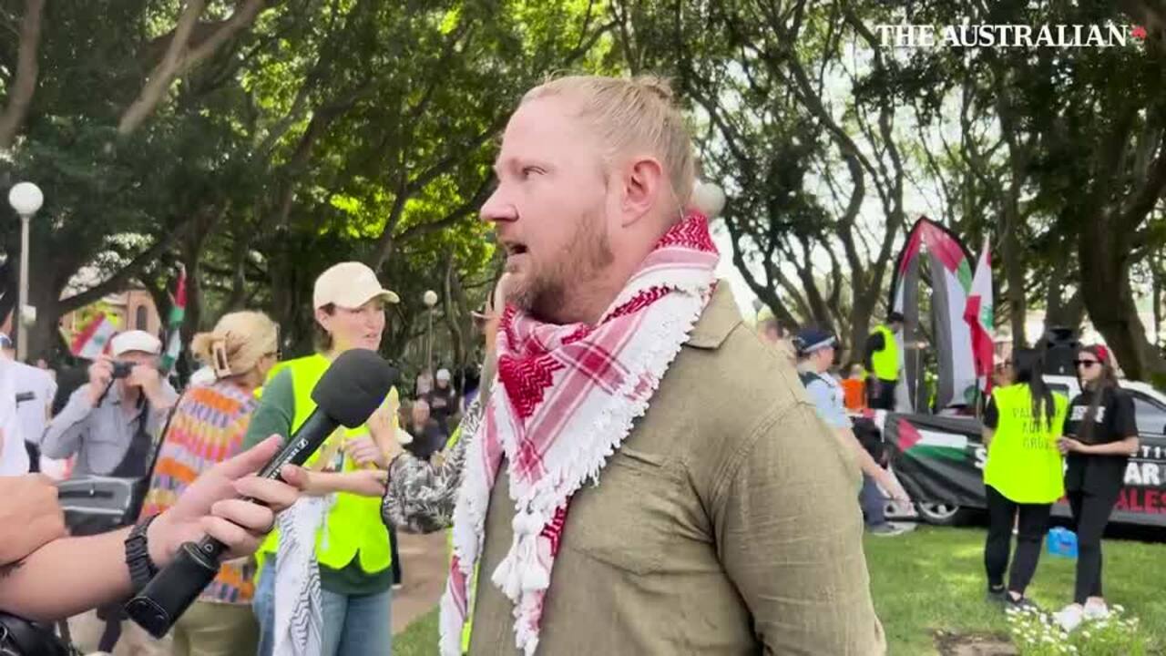 Rally leader calls to ban Israel's flag