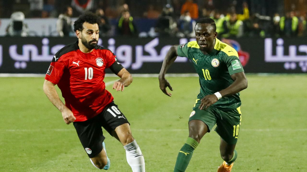 L'attaquant égyptien Mohamed Salah (à gauche) se bat pour le ballon contre l'attaquant sénégalais Sadio Mane (à droite).