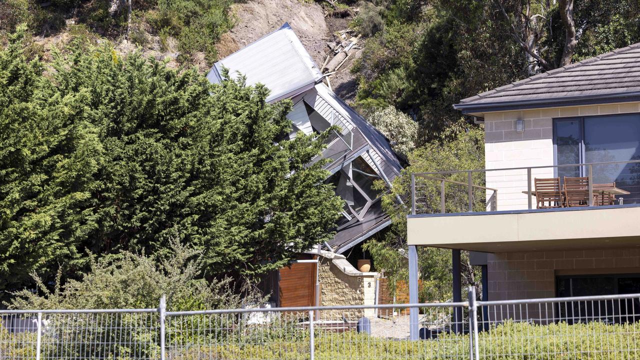 Police cameras being installed on Point Nepean rd in McCrae near this weeks landslide to help police with looters in the area.Picture by Wayne Taylor 24th January 2025