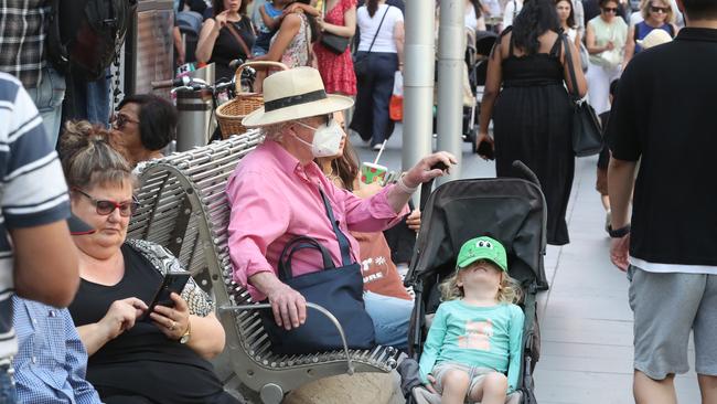 MELBOURNE, AUSTRALIA - NewsWire Photos, DECEMBER 3, 2022. A crowded Bourke street mall in Melbourne as COVID numbers continue to rise. Picture: NCA NewsWire / David Crosling