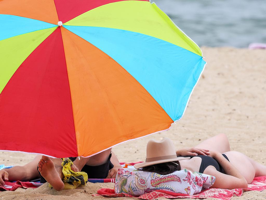 MELBOURNE,AUSTRALIA-NewsWire Photos JANUARY 13, 2021: Melbourne got to a top of 25 degrees today as people relaxed at the bayside beaches. Picture : NCA NewsWire / Ian Currie