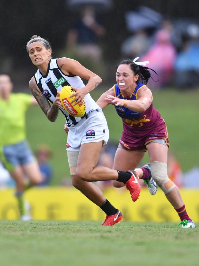 Moana Hope (left) of the Magpies gets past Leah Kaslar (right) of the Lions during the Round 6 AFLW match between the Brisbane Lions and the Collingwood Magpies at the Moreton Bay Central Sports Complex in Brisbane, Saturday, March 10, 2018. (AAP Image/Darren England)