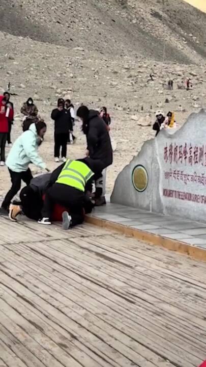 Fight erupts on Mt. Everest over photos