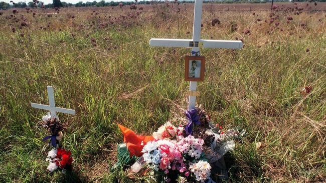 MARCH 26, 1999: Cross and flowers placed on the Gulgong roadside where the body of teenager Michelle Bright was found on 11/03/99. Picture: Kristi Miller.