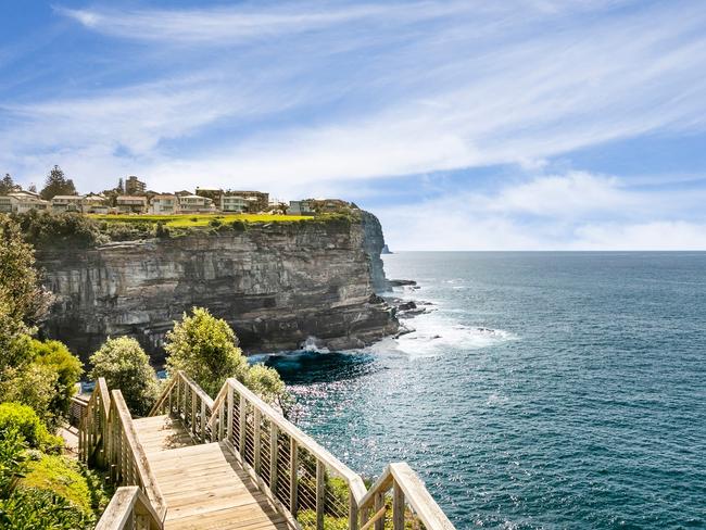 The unit is a short walk from the Vaucluse dramatic coastline.