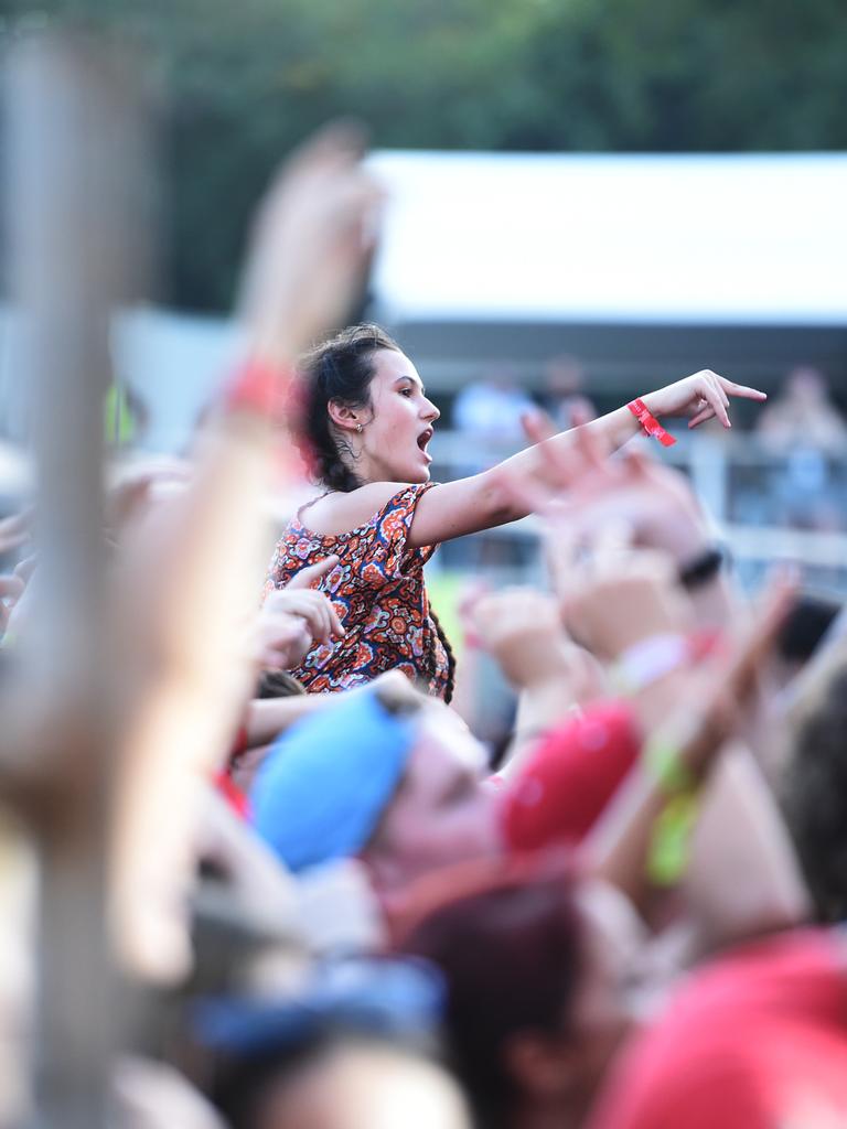 The crowd enjoys Illy at BASSINTHEGRASS 2015