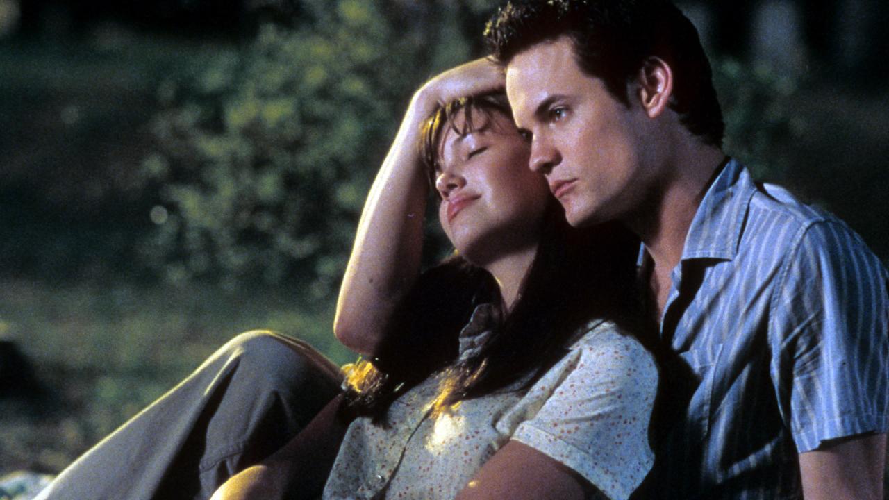 Mandy Moore is comforted by Shane West in a scene from the film 'A Walk To Remember', 2002. (Photo by Warner Brothers/Getty Images)