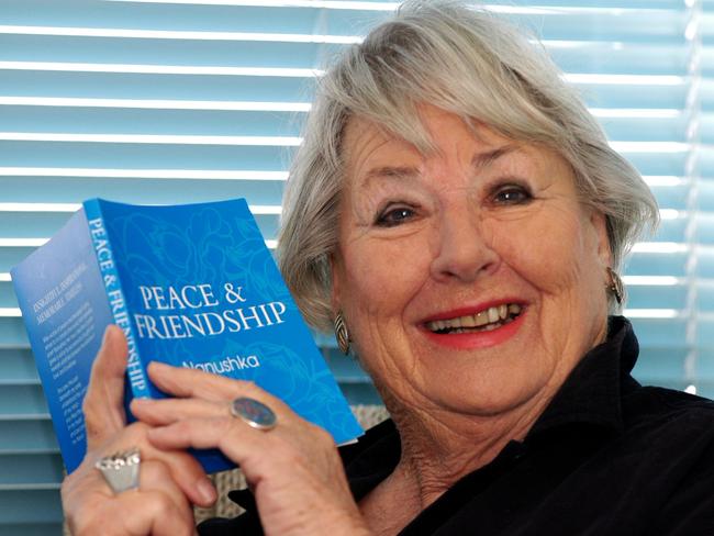 Messenger Guardian 10/11/05  71068  Nan Witcomb with her new book "Peace and Friendships" Picture: ray Murray