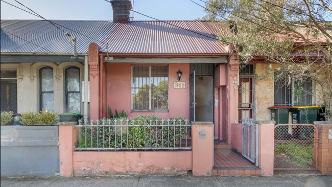 242 Edgeware Road, Newtow attracted 10 bidders.