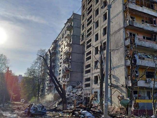 TOPSHOT - This handout picture taken and released by Ukrainian State Emergency Service on October 9, 2022 shows a residential building damaged after a strike in Zaporizhzhia, amid the Russian invasion of Ukraine. (Photo by Handout / Ukrainian State Emergency Service / AFP) / RESTRICTED TO EDITORIAL USE - MANDATORY CREDIT "AFP PHOTO/ HO/ UKRAINIAN STATE EMERGENCY SERVICE" - NO MARKETING - NO ADVERTISING CAMPAIGNS - DISTRIBUTED AS A SERVICE TO CLIENTS