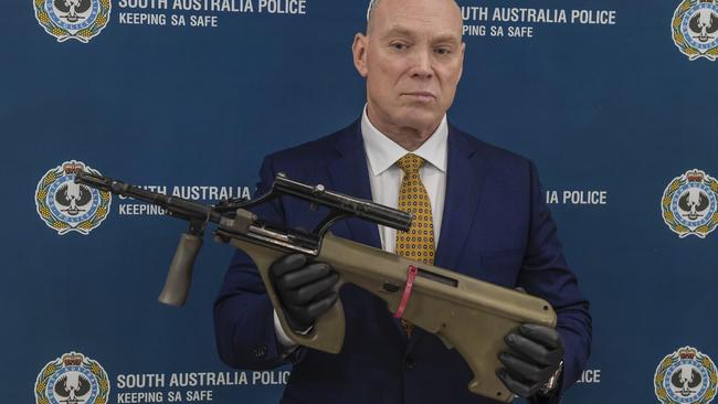 Detective Superintendent Stephen Taylor from the Serious and Organised Crime Branch holding a Colt AR15 rifle. Picture: Roy Van Der Vegt