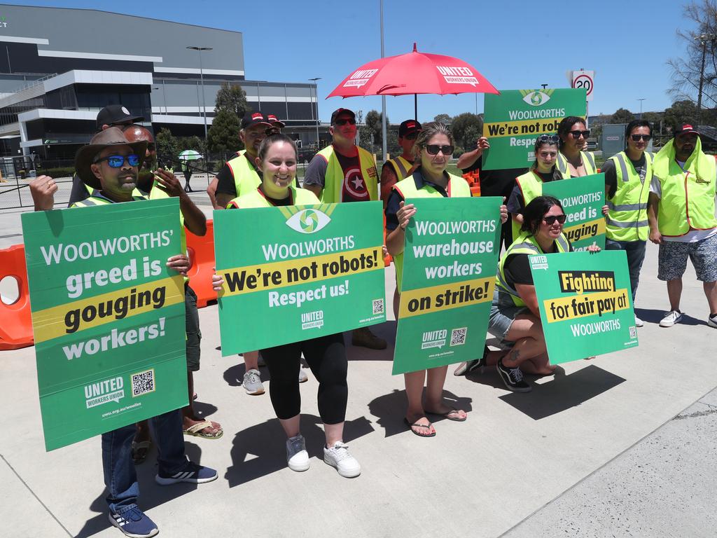 A picket line continues in Dandenong South at a distribution centre for Woolworths. Picture: David Crosling