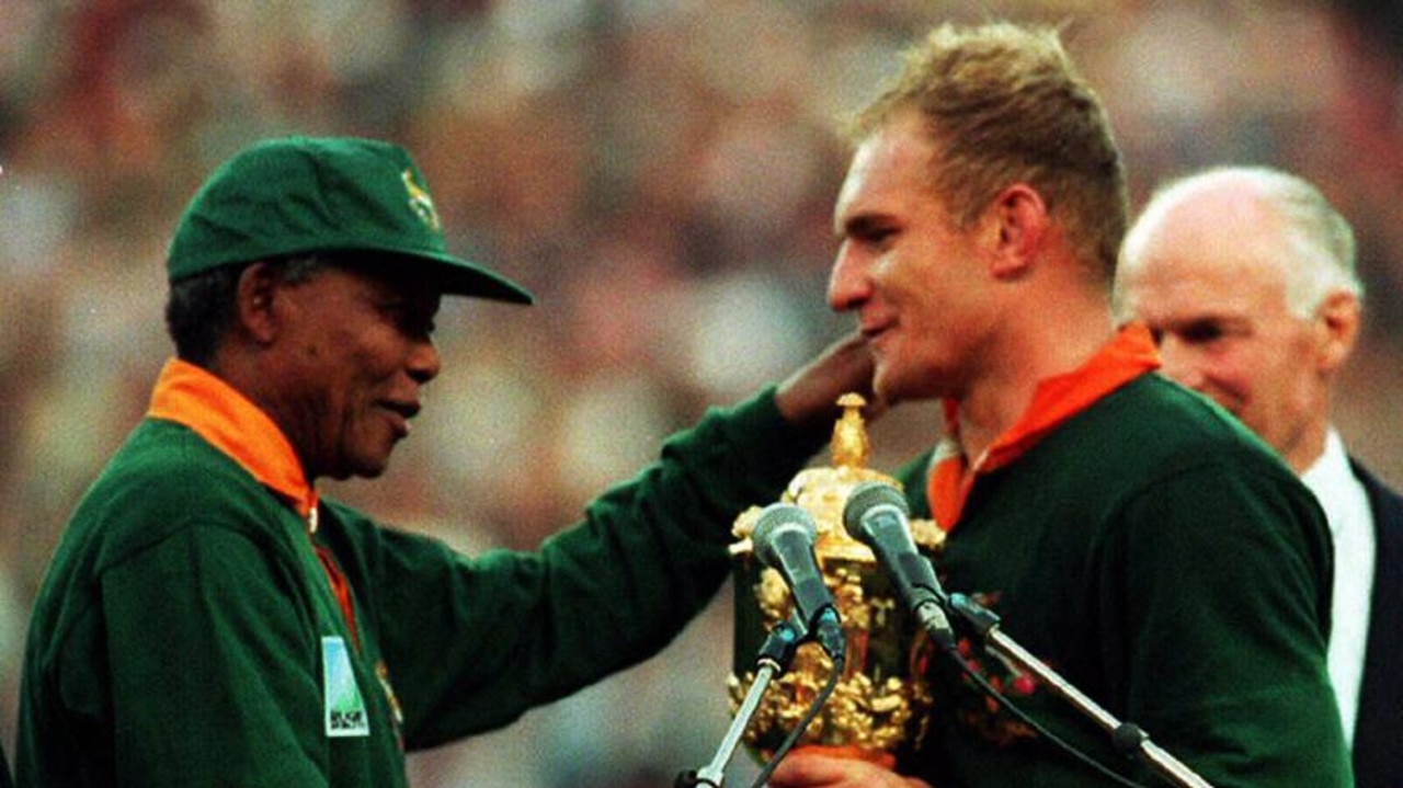 25/06/1995 LIBRARY: South African President Nelson Mandela (L) hands over William Webb Ellis Cup trophy to Springboks captain Francois Pienaar after South Africa defeated New Zealand All Blacks in 1995 World Cup (RWC) final at Ellis Park in Johannesburg, 24/06/95. Pic. AFP