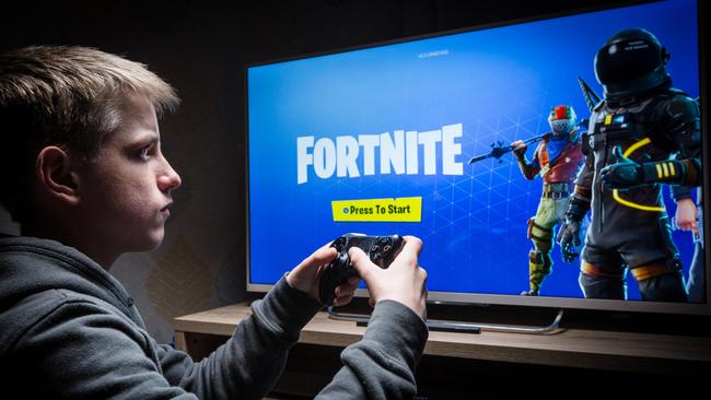 M9HPJ3 Teenager playing Fortnite on a Playstation 4