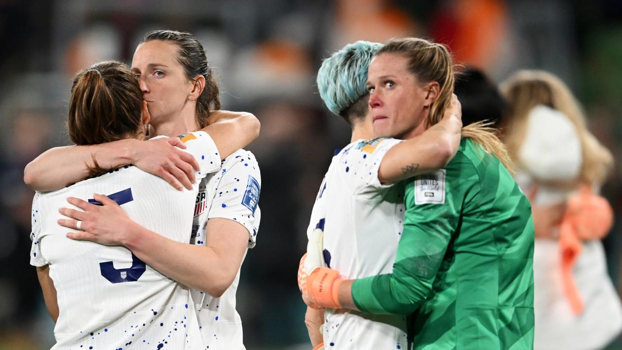 Kelley O'Hara, Alyssa Thompson, Megan Rapinoe y Alyssa Naeher de EE. UU. reaccionan después de la derrota ante Suecia.  (Foto de Quinn Rooney/Getty Images)