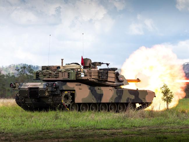 An Australian Army M1A1 Abrams Tank from the 2nd/14th Light Horse Regiment (Queensland Mounted Infantry), 7th Combat Brigade fires its main gun during a live fire practice at Shoalwater Bay Training Area as part of Exercise Diamond Run 2017. *** Local Caption *** M1A1 Abrams Tanks from the 2nd/14th Light Horse Regiment (Queensland Mounted Infantry) 7th Combat Brigade conducted a live fire exercise at Shoalwater Bay Training Area as part of Exercise Diamond Run 2017. It's the first time 7th Brigade has employed its newly acquired M1A1 Abrams Tanks on exercise.The incorporation of tanks into 7th Brigade is an important milestone for the Australian Army as it marks the conclusion of Plan Beersheba, a significant restructure of Australias three combat brigades.Ex Diamond Run 2017 is a major exercise that evaluates the foundation war fighting skills of the Armys 7th Brigade.