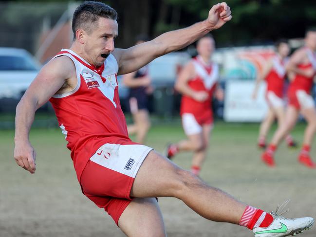 EFL Division 3 2022: Waverley Blues v Warrandyte at Mt Waverley Reserve, 18th June, Mt Waverley, Melbourne.  Michael Cullum of Warrandyte.Picture : George Salpigtidis