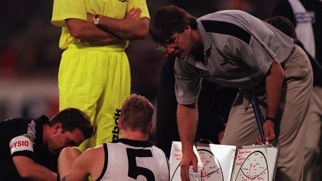 Frawley the assistant talks to Buckley during a Pies clash in 1997.