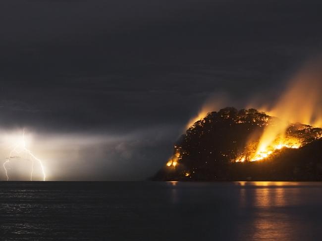 Lion Island on fire in 2018 after lightening strike taken from Pearl Beach by Rita Kurpiewski (@ritametermade).