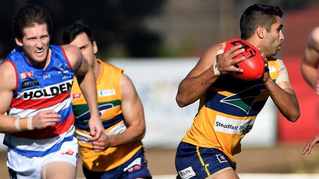 Jared Petrenko show his speed and outruns Bulldogs defenders. Picture: Mark Brake.