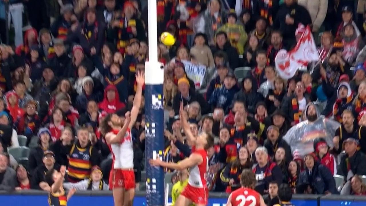 The behind that should have been a goal. Picture: Fox Sports
