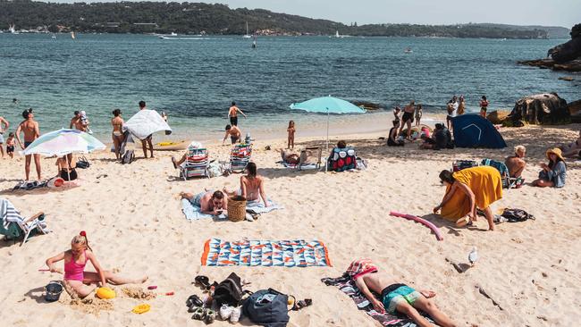 Crowds escape the heat at the beach. Picture: Flavio Brancaleone/NCA NewsWire