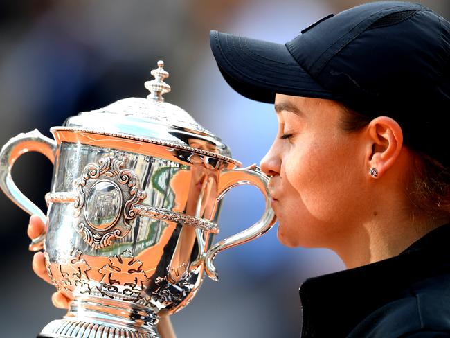 PARIS, FRANCE - JUNE 08: Ashleigh Barty of Australia kisses the trophy as she celebrates victory following the ladies singles final against Marketa Vondrousova of The Czech Republic during Day fourteen of the 2019 French Open at Roland Garros on June 08, 2019 in Paris, France. (Photo by Clive Mason/Getty Images)