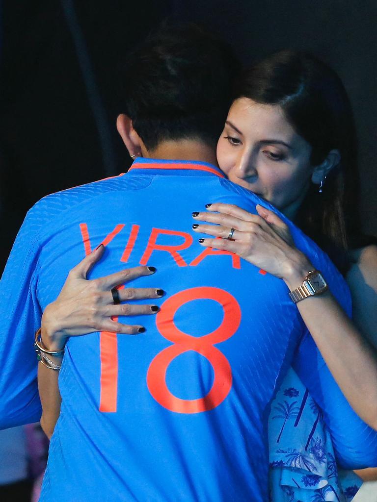 Bollywood actress Anushka Sharma hugs her husband and Indian cricketer Virat Kohli. Photo by STRINGER / AFP.