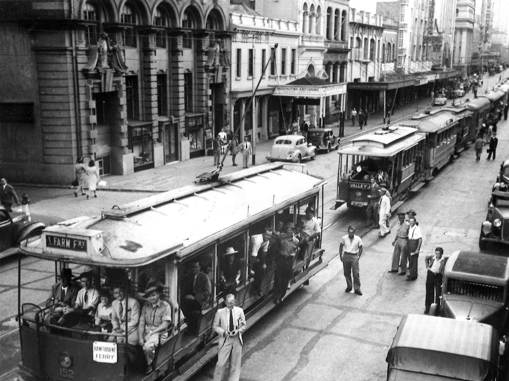 Trams on Queen St in the 1940s