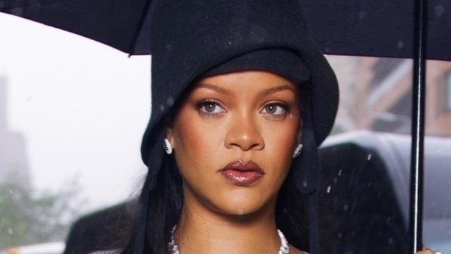 AU_3228105 - New York, NY  -  Rihanna steps out in the rain, proudly debuting her baby bump ahead of the Met Gala.  Pictured: Rihanna  BACKGRID Australia 5 MAY 2025   BYLINE MUST READ: Diggzy / BACKGRID  Phone: + 61 419 847 429 Email:  sarah@backgrid.com.au