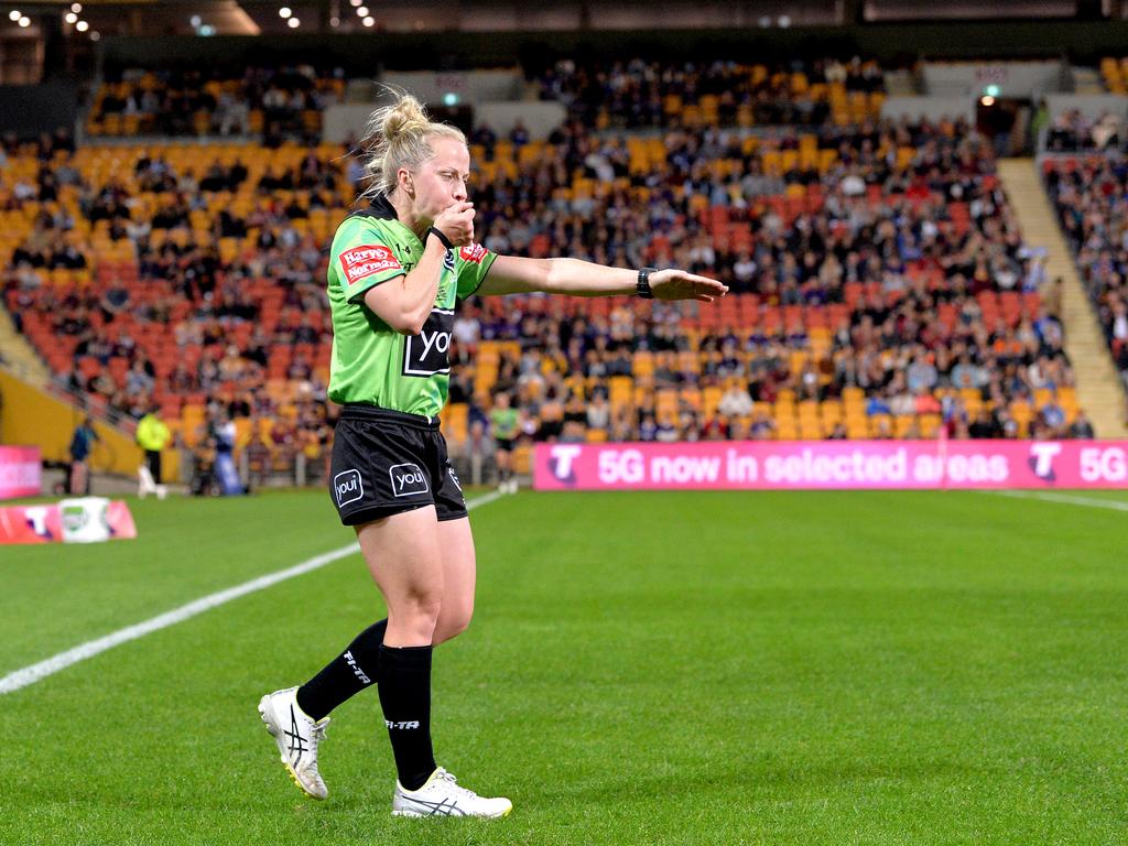 Referee Belinda Sharpe in her history-making appearance at Suncorp Stadium on July 18, 2019. (Photo by Bradley Kanaris/Getty Images)