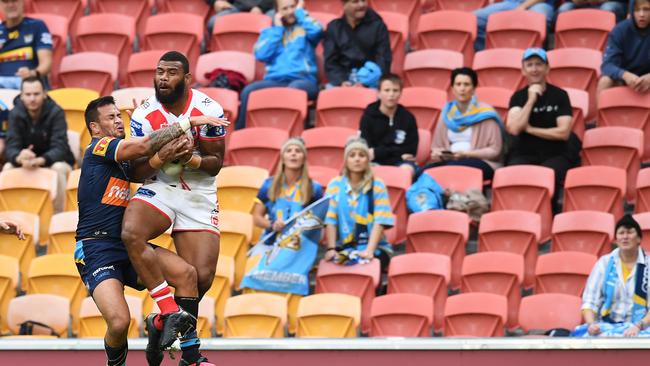 Phillip Sami of the Titans competes with Mikaele Ravalawa of the Dragons during the Round 6 NRL match between the Gold Coast Titans at the St George Illawarra Dragons at Suncorp Stadium in Brisbane (AAP Image/Dan Peled).