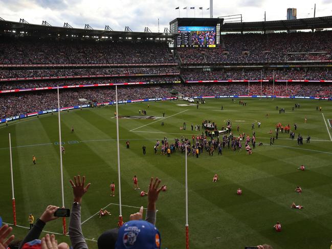 2016 AFL Grand Final between The Western Bulldogs and Sydney Swans at the Melbourne Cricket Ground, ( M.C.G.) Melbourne Australia. 1st October 2016. Western Bulldogs defeat Sydney Swans in the 2016 AFL Grand final . Picture : George Salpigtidis