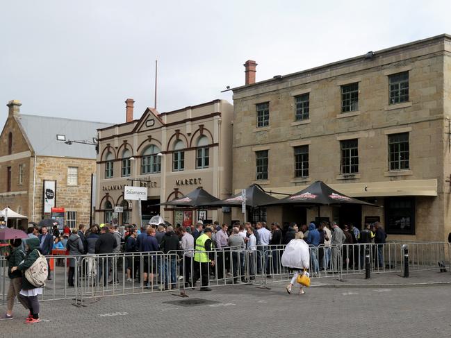 Crowd begins to build for Knopwoods' last drinks PICTURE: Luke Bowden: