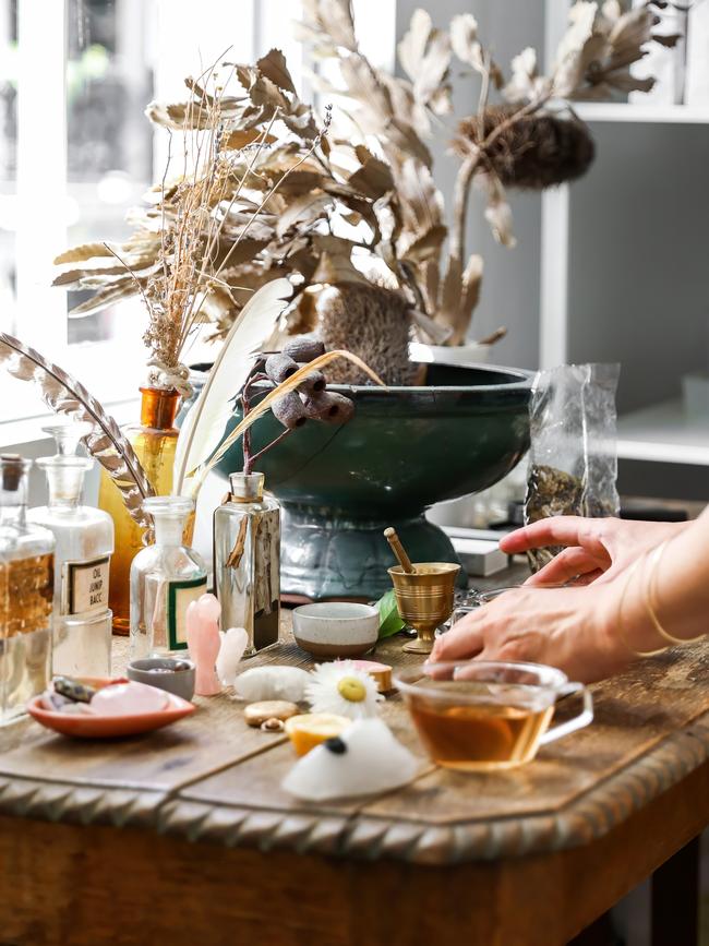 Make your own tea and tisane blend at Apotheca by Anthia.