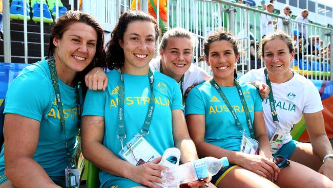 Australian women's sevens gold medallists support the men’s team in Rio