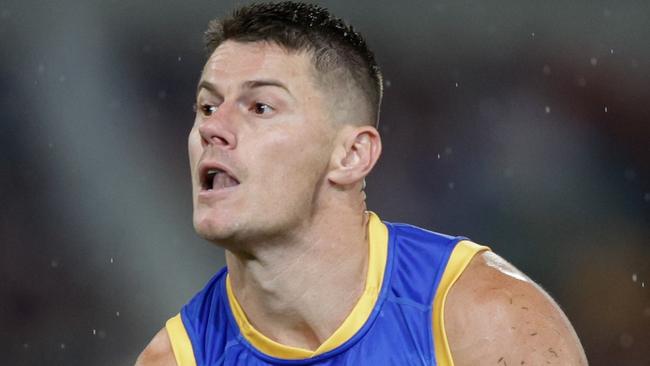 BRISBANE, AUSTRALIA - APRIL 20: Dayne Zorko of the Lions handpasses the ball during the 2024 AFL Round 06 match between the Brisbane Lions and the Geelong Cats at The Gabba on April 20, 2024 in BRISBANE, Australia. (Photo by Russell Freeman/AFL Photos via Getty Images)