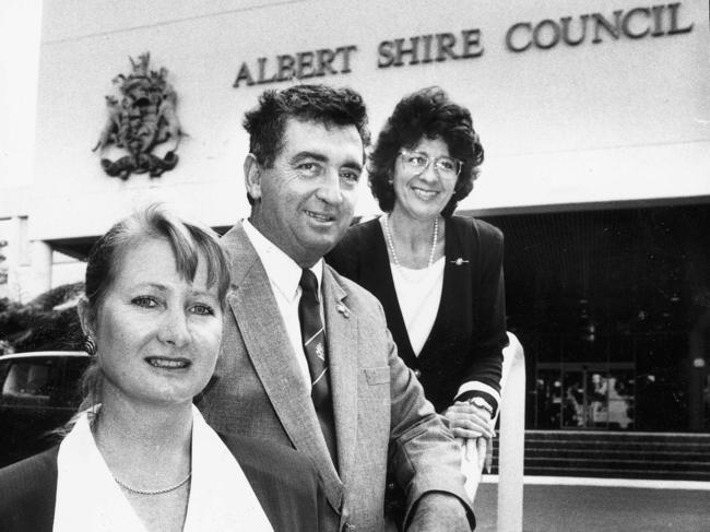 HOVEMBER 14, 2004: Rescanned. Councillor Sue Robbins in front of the Albert Shire Council chambers with two other councillors.  FILE PHOTO