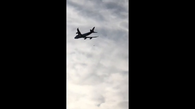 Qantas's Last 747 Flies Over Sydney Harbour in Final Flight