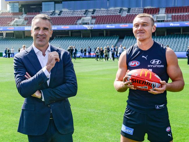 ADELAIDE, AUSTRALIA - NewsWire Photos APRIL 12, 2023: South Australian Premier Peter Malinauskas, centre, talks with Adelaide Crows captain Jordan Dawson, left, and  Carlton captain Patrick Cripps at Adelaide Oval in the lead up to Gather Round Picture: NCA NewsWire / Brenton Edwards