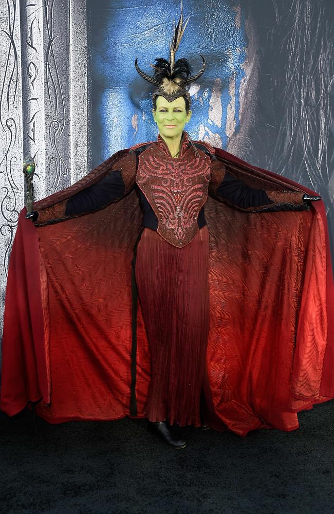 Jamie Lee Curtis wore cosplay to the Warcraft premiere, somehow, pulled it  off  — Australia's leading news site