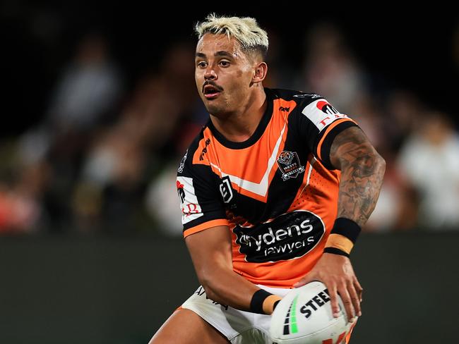 MUDGEE, AUSTRALIA - FEBRUARY 24: Jayden Sullivan of the Wests Tigers looks to pass during the NRL Pre-season challenge match between St George Illawarra Dragons and Wests Tigers at Glen Willow Sporting Complex on February 24, 2024 in Mudgee, Australia. (Photo by Mark Evans/Getty Images)