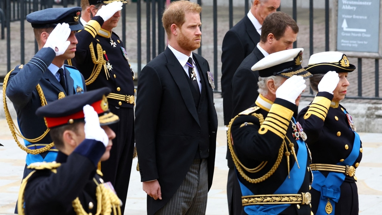 Принц Гарри и принц Эндрю не смогли поприветствовать королеву Елизавету II во время похоронной процессии, поскольку не являются работающими членами королевской семьи.
