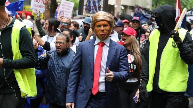 Jeden demonštrant oblečený ako Donald Trump. Obrázok: Tim Hunter