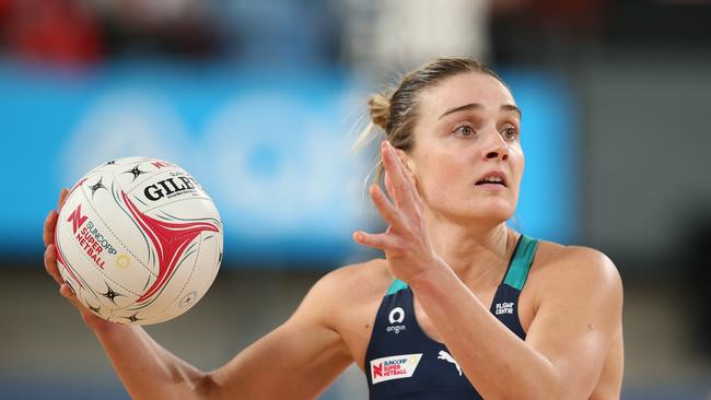 SYDNEY, AUSTRALIA – APRIL 02: Liz Watson of the Vixens looks to pass during the round two Super Netball match between Sydney Swifts and Melbourne Vixens at Ken Rosewall Arena on April 02, 2022 in Sydney, Australia. (Photo by Jason McCawley/Getty Images)