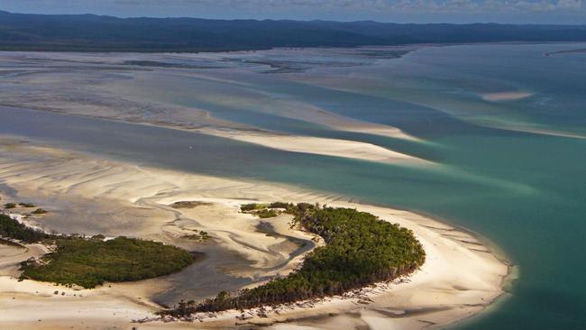 The State Government has allowed three weeks for commercial fishers, local fishers, tourism operators and other small businesses to consider or propose changes, a time frame that ha angered LNP Burnett MP Stephen Bennett.